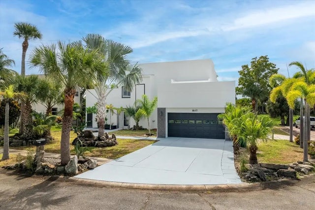 807 W Central Boulevard, CAPE CANAVERAL