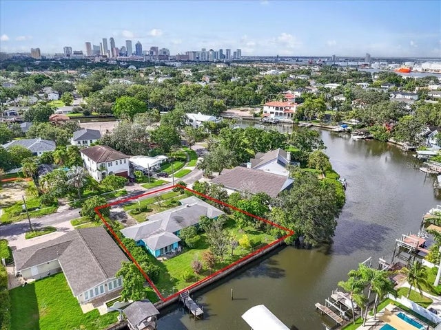 545 Suwanee Circle, TAMPA