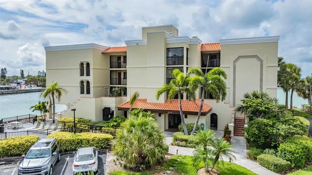 7403 Bayshore Drive 305, TREASURE ISLAND