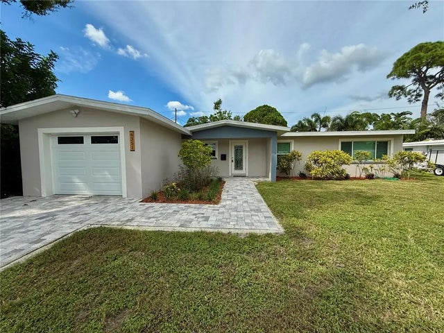 6351 Hampton Drive N, ST PETERSBURG