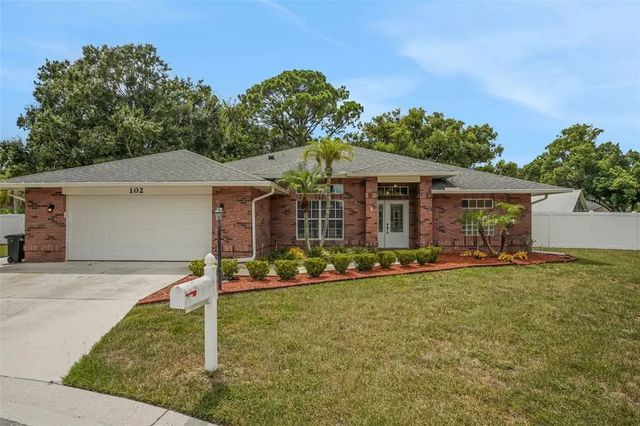 102 Hillside Court, WINTER HAVEN