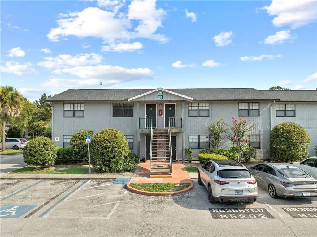 205 Poinsettia Pine Court 201, TAMPA