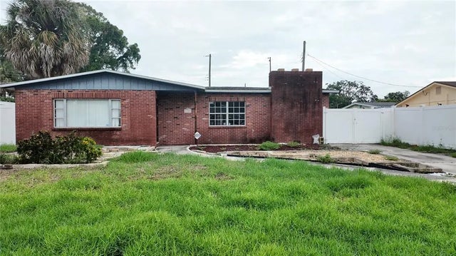 8205 Tanglewood Lane, TAMPA