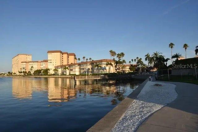 5220 Brittany Drive S 1101, ST PETERSBURG