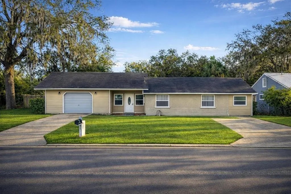 1109 E 8th Avenue, MOUNT DORA