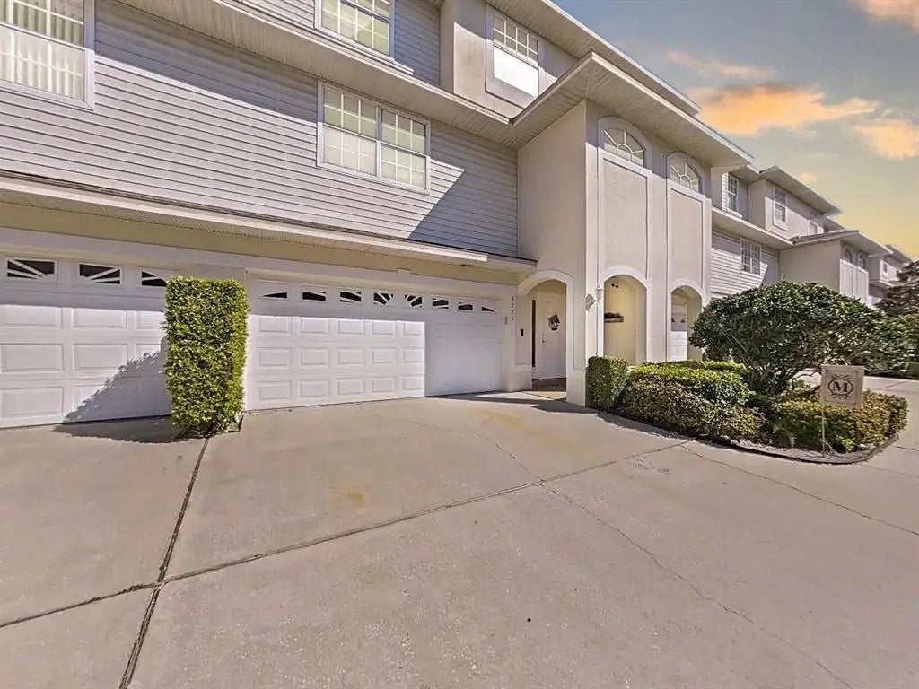 8229 Eagles Park Drive N, ST PETERSBURG