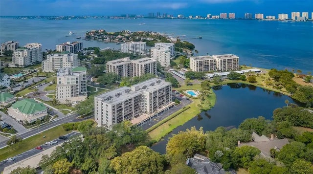 220 Belleview Boulevard 305, BELLEAIR