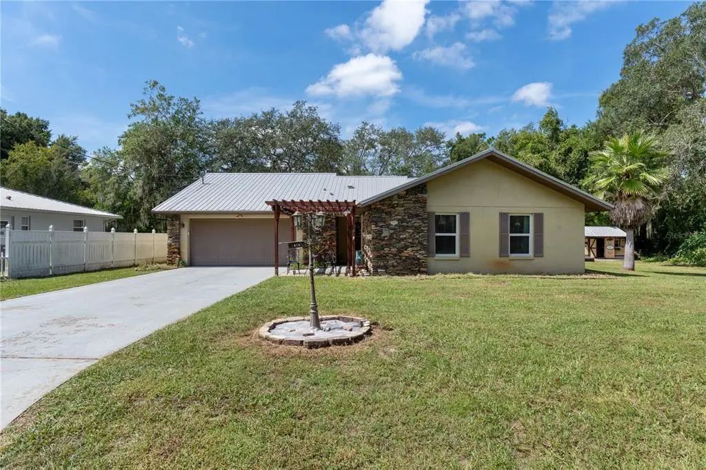 915 Stetson Terrace, INVERNESS