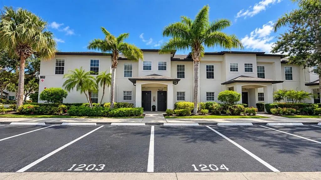 9063 Gervais Circle 1204, NAPLES