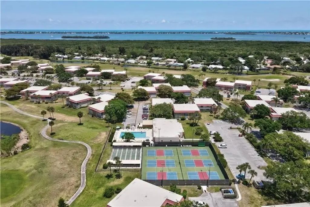 94 Spring Lake Drive 203, VERO BEACH