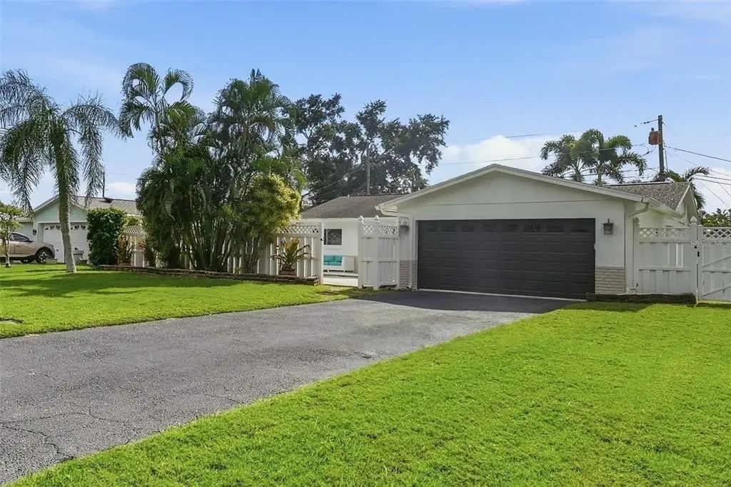 5860 Bayshore Drive, SEMINOLE