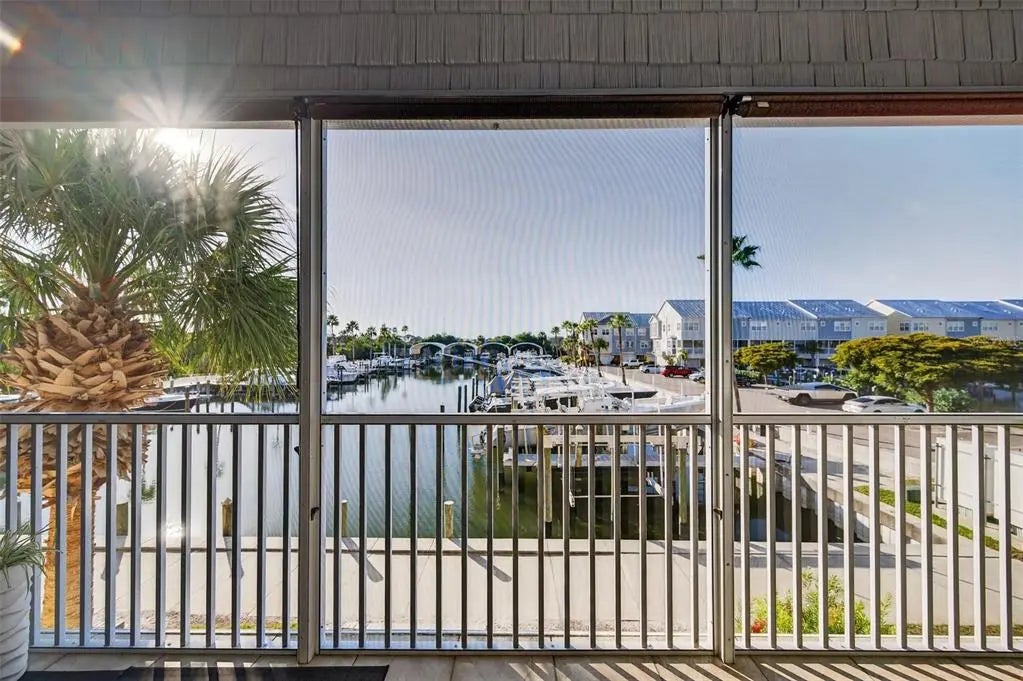 6115 Anchorage Way S, ST PETERSBURG