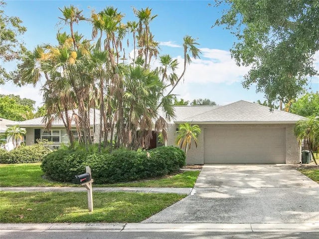 2742 Sea Pines Circle E, CLEARWATER