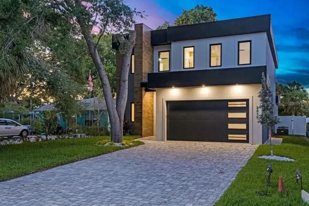 2475 Bay Street, SARASOTA
