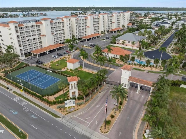 17715 Gulf Boulevard 302, REDINGTON SHORES