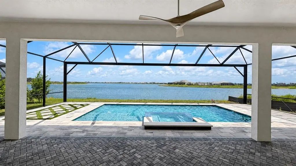 812 Blue Shell Loop, SARASOTA