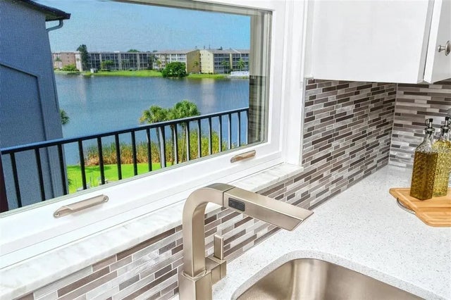 3272 Lake Bayshore Drive 515, BRADENTON