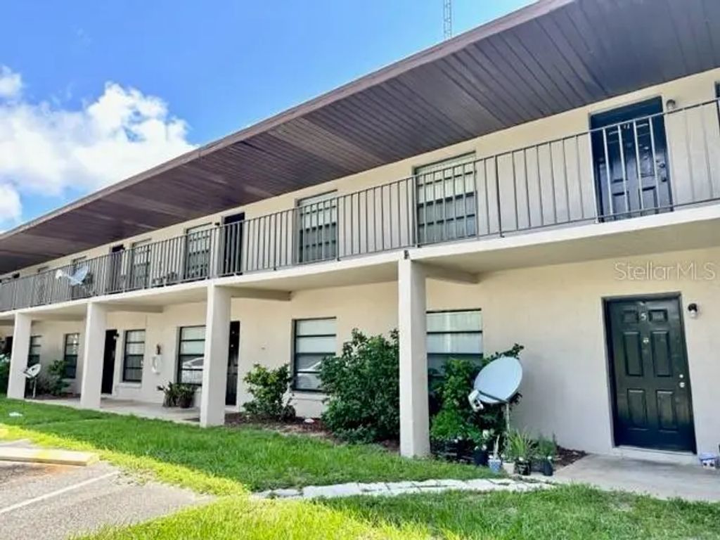 2117 Citrus Boulevard 5, LEESBURG