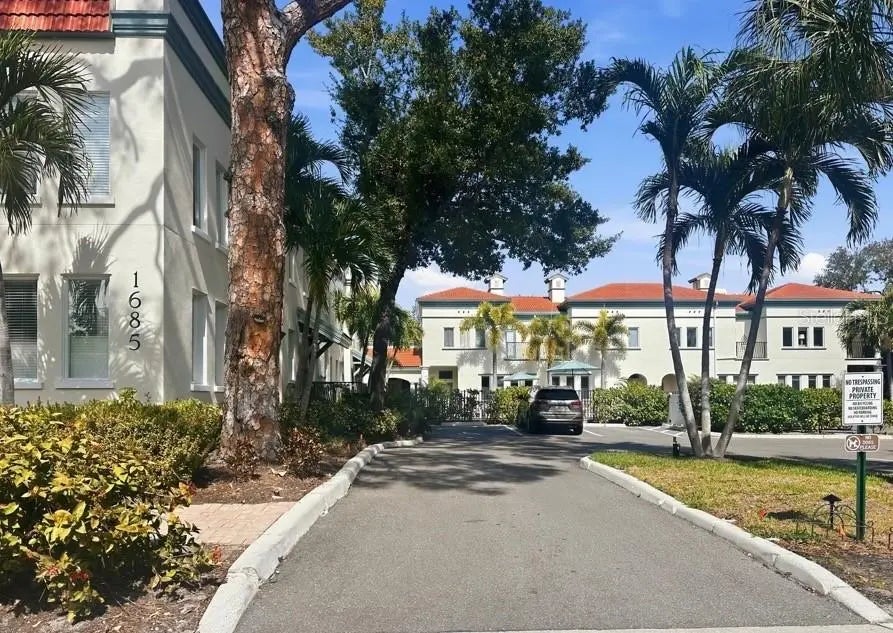 1685 Laurel Street 4