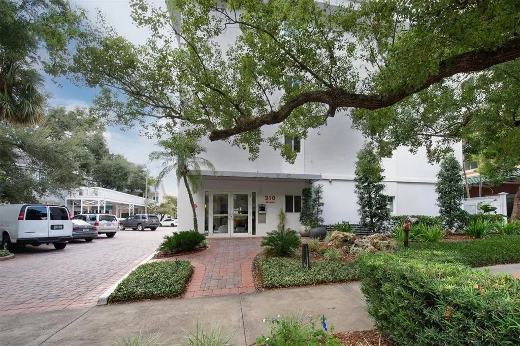 210 5th Avenue S 402, ST PETERSBURG