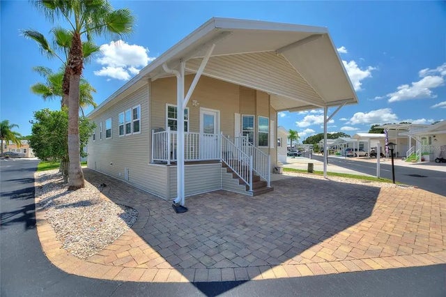 400 Par Pines Boulevard, DAVENPORT