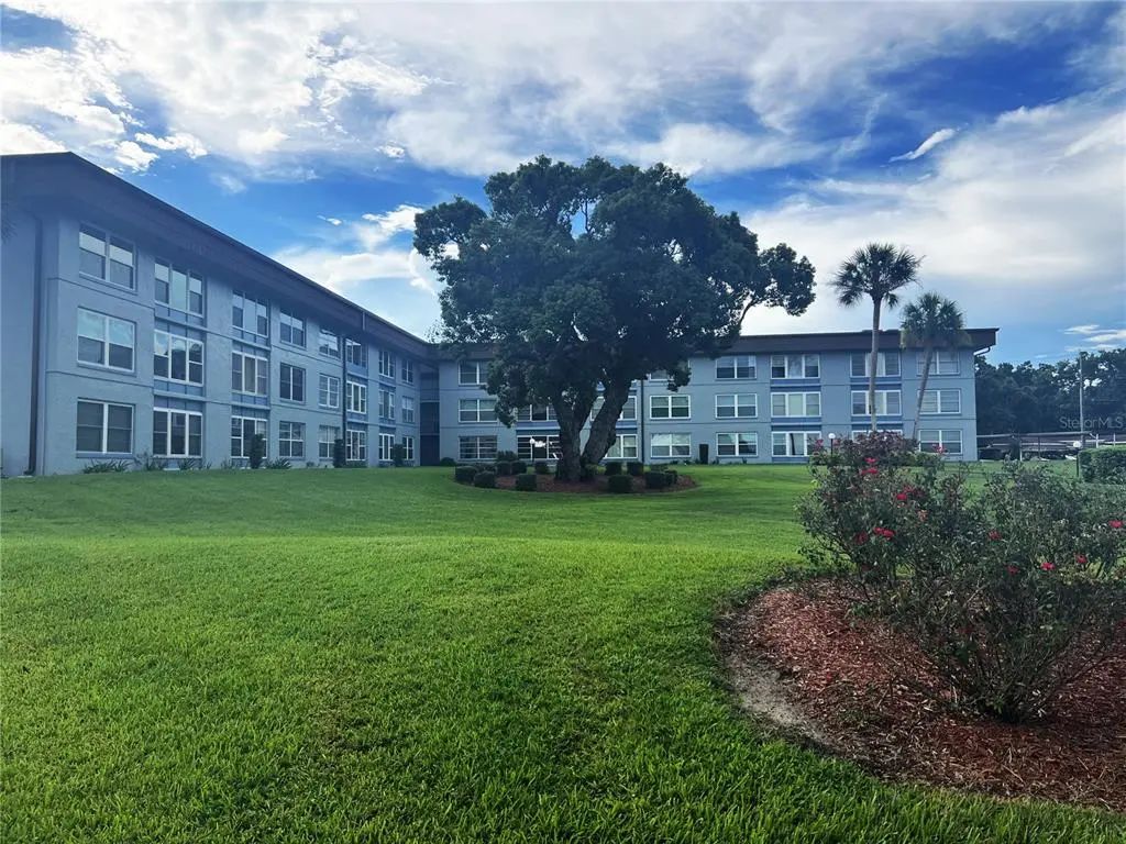 333 Lake Howard Drive Nw 302b, WINTER HAVEN