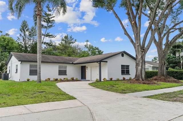 2512 Lake Ellen Circle, TAMPA