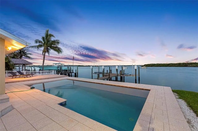 517 Johns Pass Avenue, MADEIRA BEACH