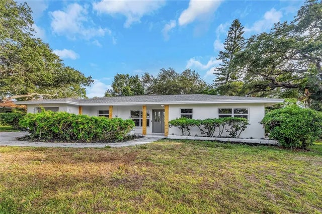 1905 Pine Tree Lane, BELLEAIR BLUFFS