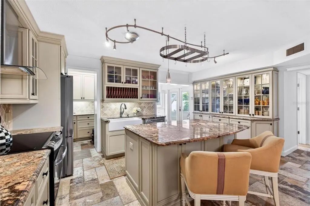 1065 Eden Isle Boulevard Ne 2, ST. PETERSBURG
