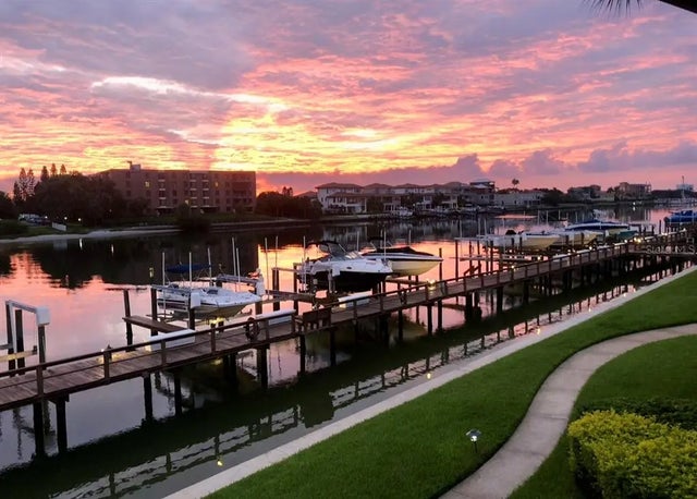 4790 Brittany Drive S 105, ST PETERSBURG