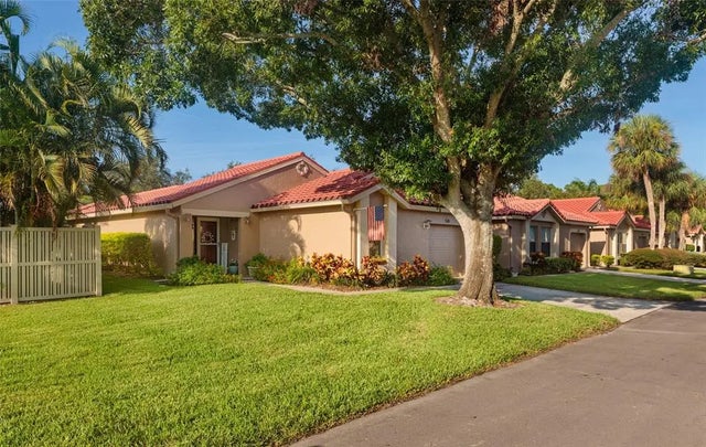 526 St Tropez Circle Ne, ST PETERSBURG