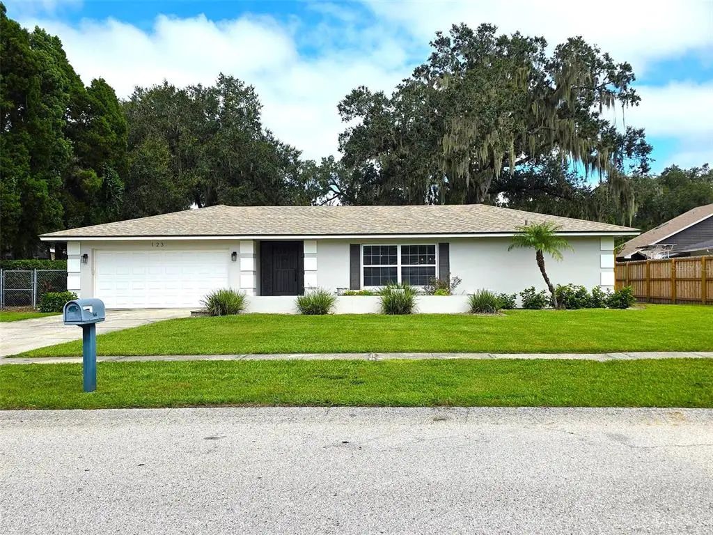 123 Elm Square S, LAKELAND