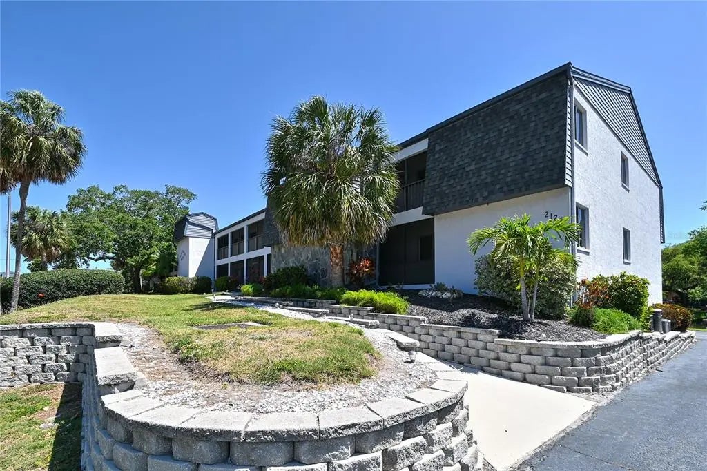 2124 Tamiami Trail N 103