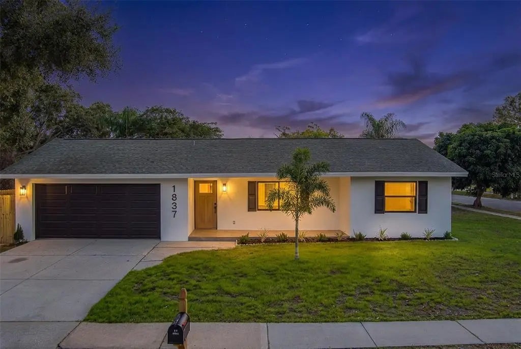 1837 Sourwood Boulevard, DUNEDIN