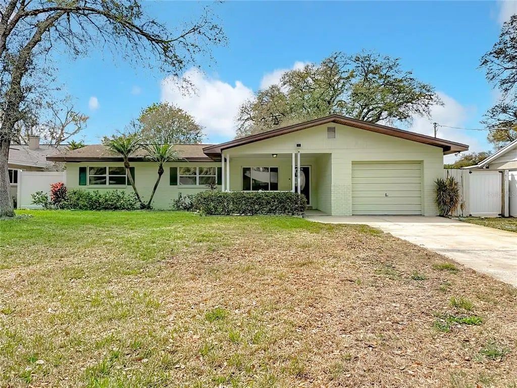 11328 N Oakleaf Avenue, TAMPA