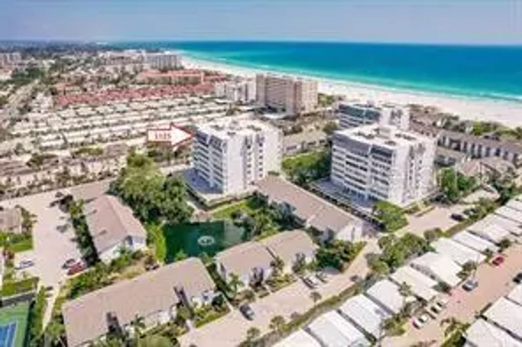1200 E Peppertree Lane 402, SARASOTA