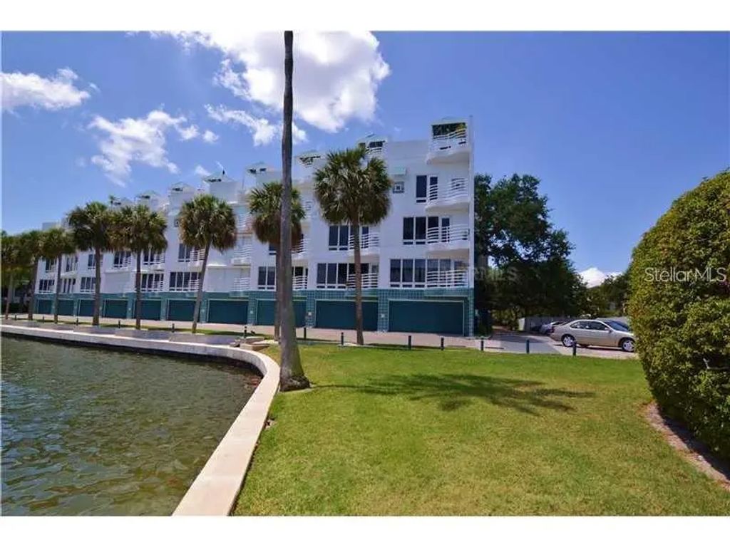 4950 Bayshore Boulevard 28, TAMPA