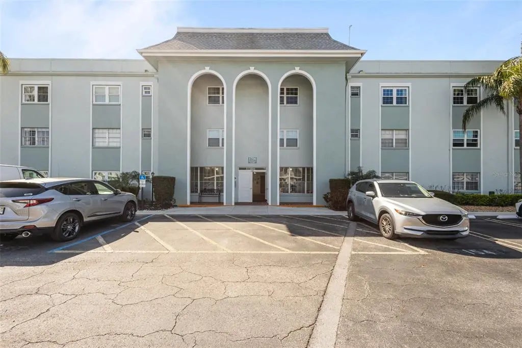 1706 Belleair Forest Drive 202, BELLEAIR