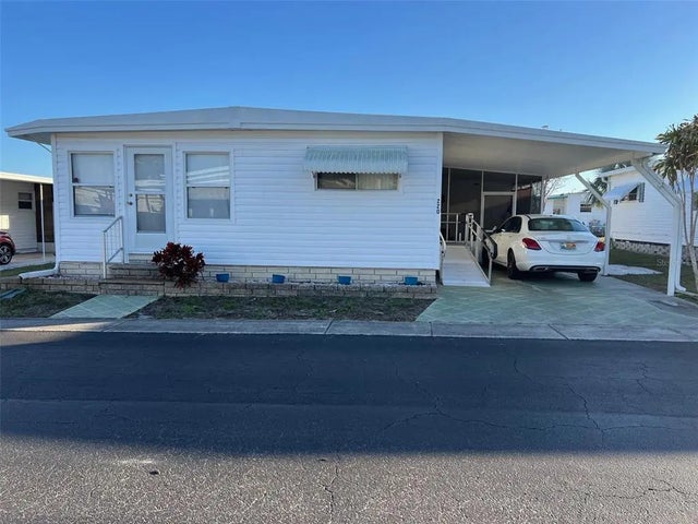 220 Royal Palm Circle, LARGO