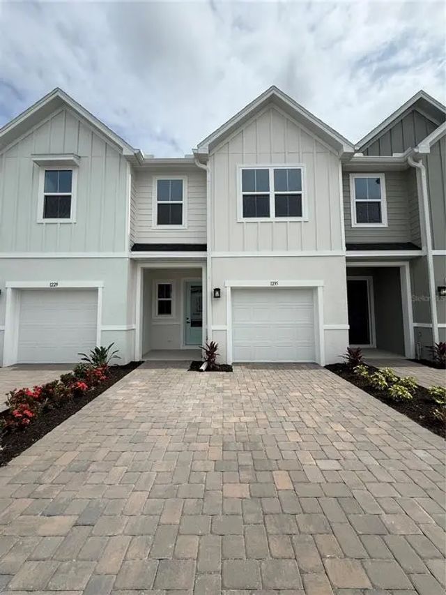 1235 Pineywood Field Drive, DAVENPORT