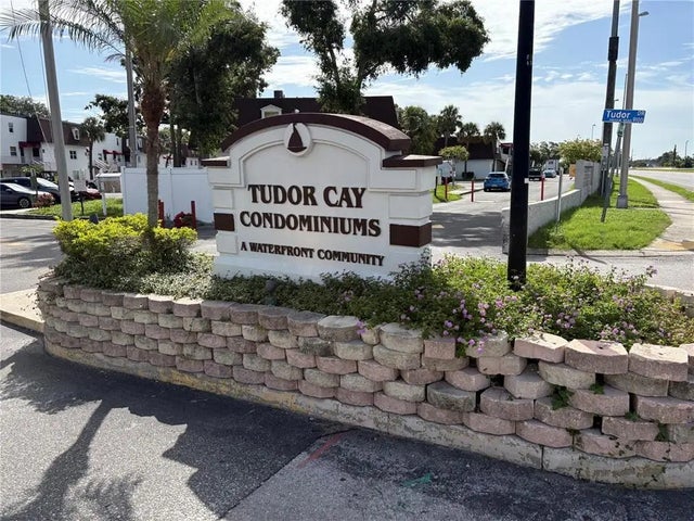9138 Tudor Drive M110, TAMPA