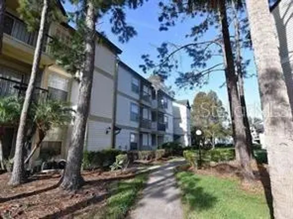 1908 Lake Atriums Circle 15, ORLANDO