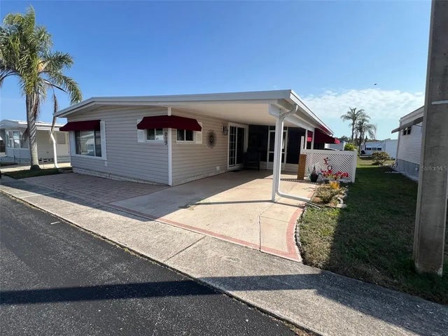 215 Royal Palm Circle, LARGO