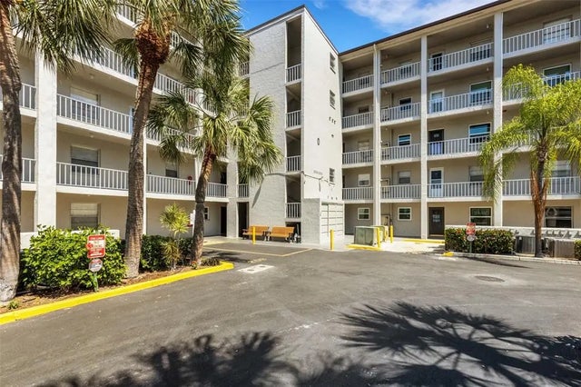 3118 Lake Bayshore Drive O216, BRADENTON