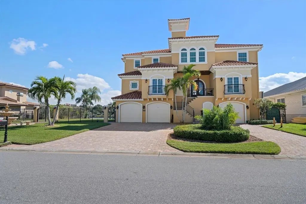 211 Poinciana Lane, LARGO