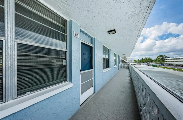 4895 Bay Street Ne 211, ST PETERSBURG