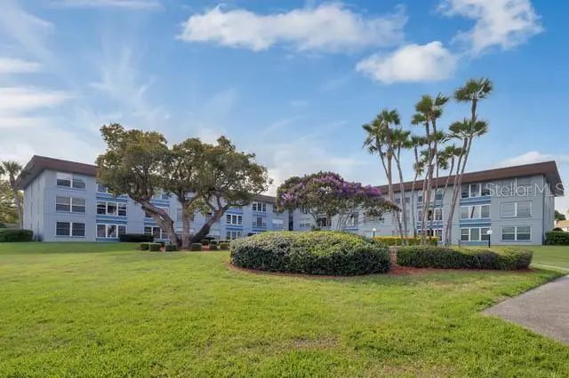 333 Lake Howard Drive Nw 204d, WINTER HAVEN