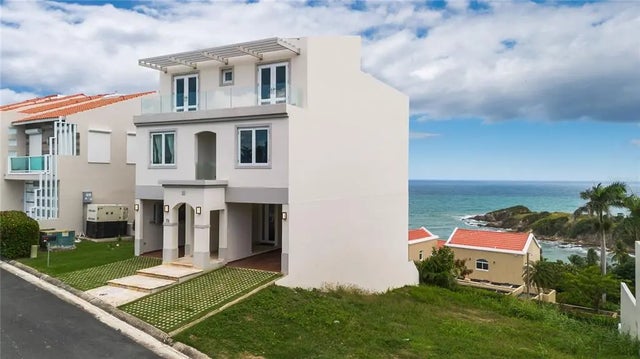 1 Shell Castle Club 78, HUMACAO