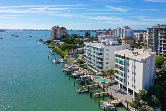 660 Golden Gate Point 32, SARASOTA